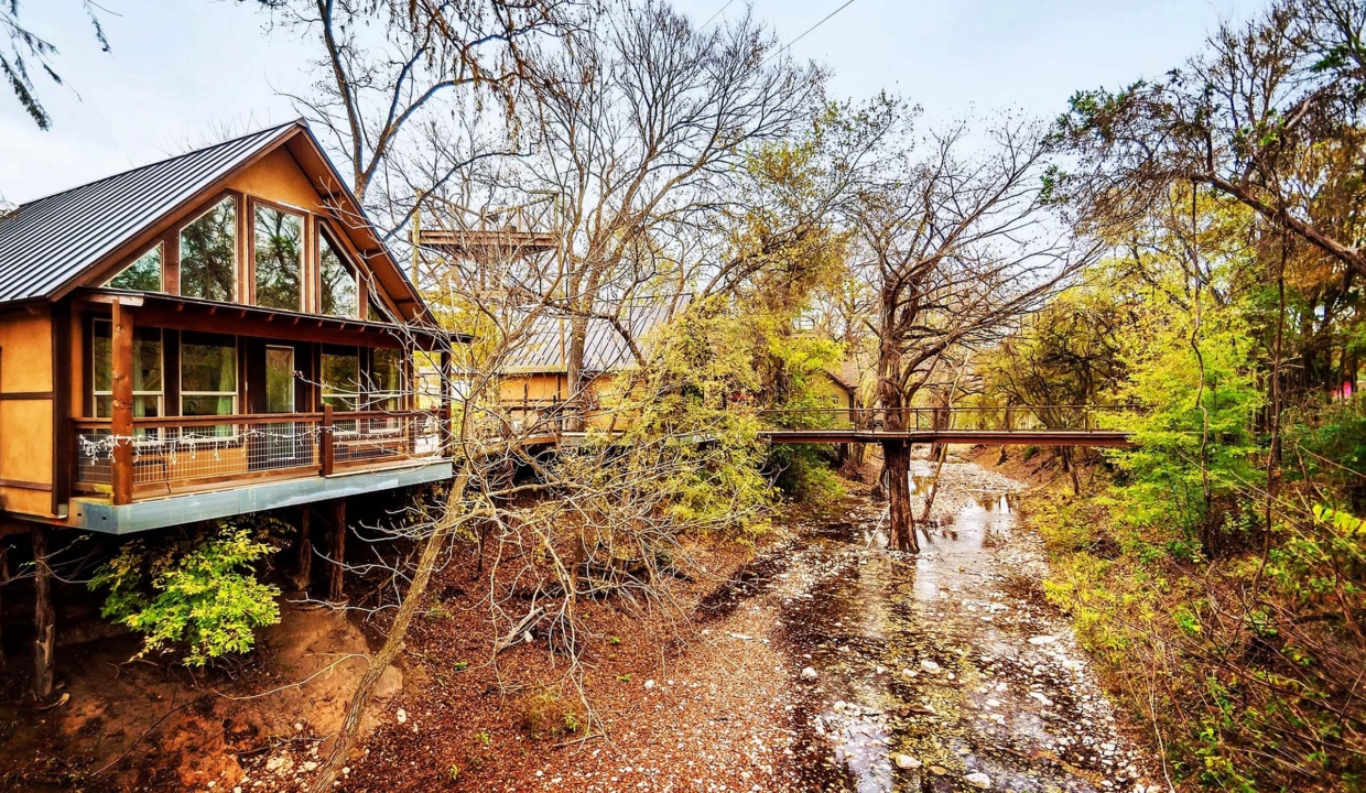 river_road_treehouses_texas_1