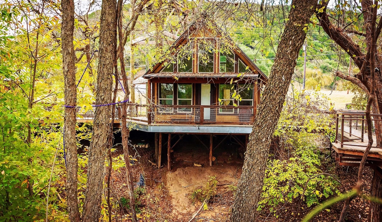 river_road_treehouses_texas_13