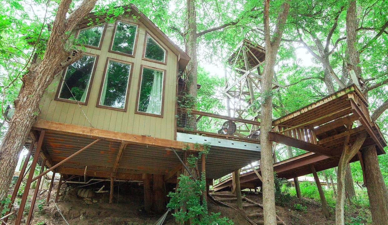 river_road_treehouses_texas_15
