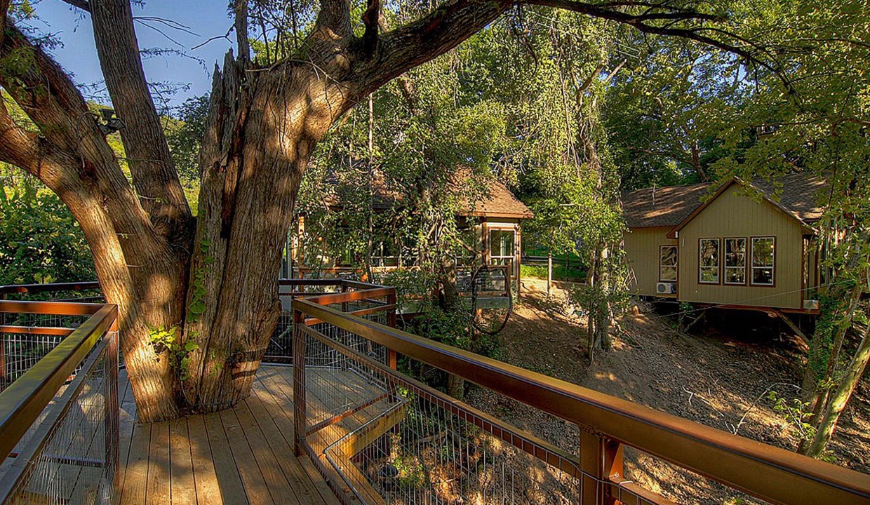 river_road_treehouses_texas_17