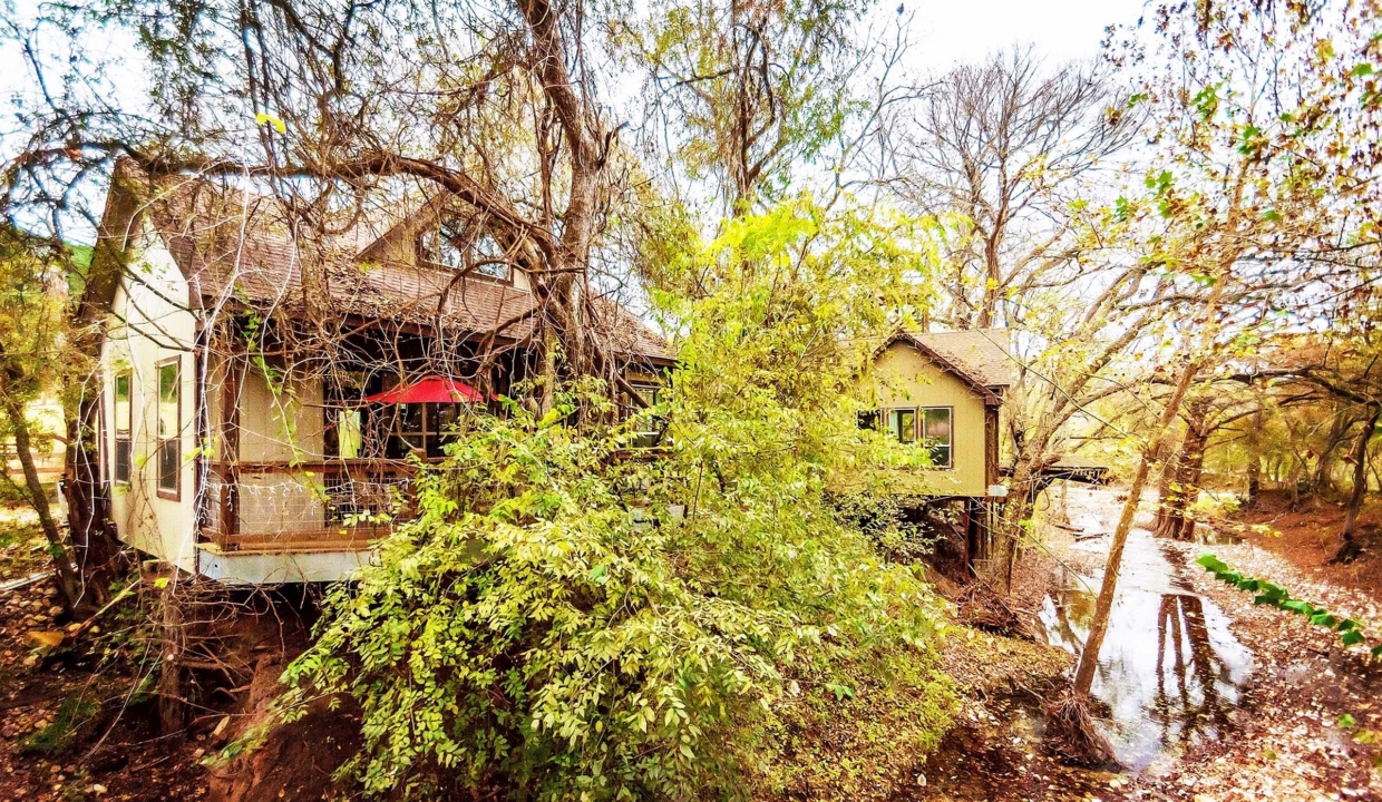 river_road_treehouses_texas_19