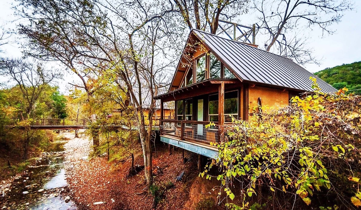 river_road_treehouses_texas_6